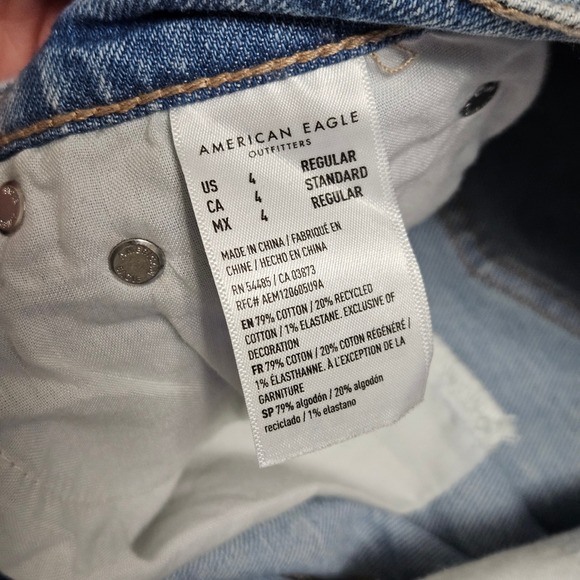 American Eagle Super High Rise Straight Mom Jean Light Wash Size 4R Raw Hem - Picture 9 of 10